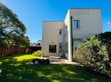 Casa · 257m² · 4 Ambientes · 2 Cocheras · Casa de Estilo Sobre Gran Lote en Lo Mejor de Chauvin