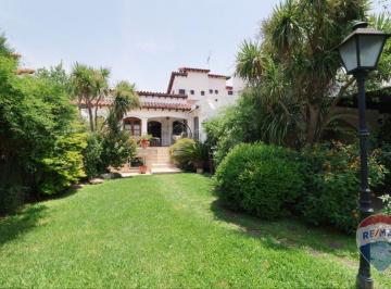 Casa · 200m² · 5 Ambientes · 2 Cocheras · Casa en El Corazón de Country Club Aranjuez, Única