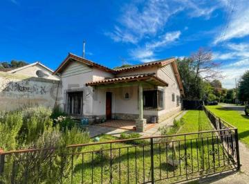 Casa · 180m² · 6 Ambientes · 2 Cocheras · Casa 2 Dorm., Amplio Parque + Local Comercial a La Venta en Gonnet - Ideal Desarrolladores