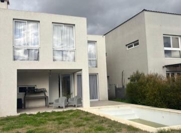 Casa · 300m² · 4 Ambientes · 2 Cocheras · Maravillosa Casa en El Barrio Privado Laguna Azul