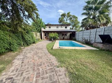Casa · 320m² · 5 Ambientes · 1 Cochera · Casa de 3 Dorm. Jardin y Pileta en La Entrada de Funes