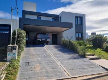 Casa · 271m² · 3 Dormitorios · 2 Cocheras · Venta Casa 3 Dorm Tejas 4 Malagueño