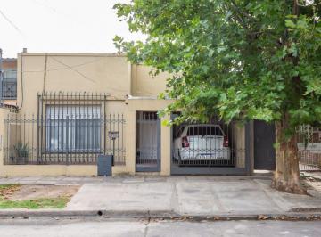 Casa · 200m² · 3 Ambientes · 1 Cochera · Venta Casa 3 Amb en Castelar - Permuta