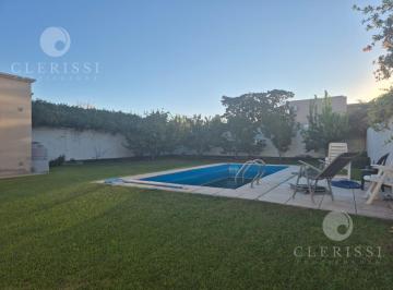 Casa · 151m² · 5 Ambientes · 2 Cocheras · Venta de Casa 2 Dorm. B° Rosauer - Cipolletti - Apto Credito