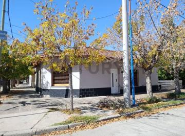 Casa · 146m² · 7 Ambientes · 1 Cochera · Venta de Casa en Casa en General Roca - Apta Credito Hipotecario