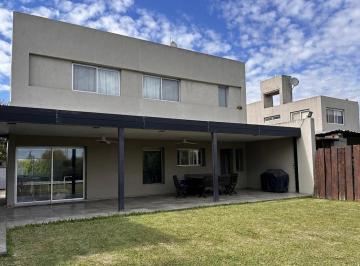Casa · 195m² · 6 Ambientes · 1 Cochera · Casa en Punta Chacra