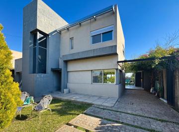 Casa · 195m² · 6 Ambientes · 1 Cochera · Casa en Venta con 4 Dorm. en Punta Chacra con Pileta y Parrillero