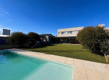 Casa · 195m² · 6 Ambientes · 1 Cochera · Casa en Punta Chacra