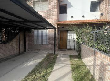Casa · 77m² · 4 Ambientes · 1 Cochera · Triplex en Alquiler
