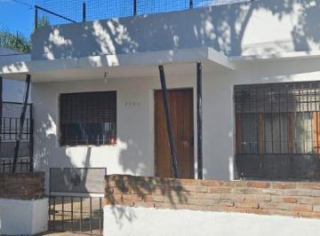 Casa de 3 ambientes, Morón · Casa 3 Amb. en Venta. con Jardin y Fondo Libre. Entrada de Auto Pasante. Apta Crédito Bancario.