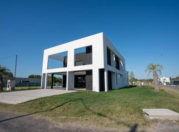 Casa · 250m² · 6 Ambientes · 2 Cocheras · Casa en Alquiler en City Bell