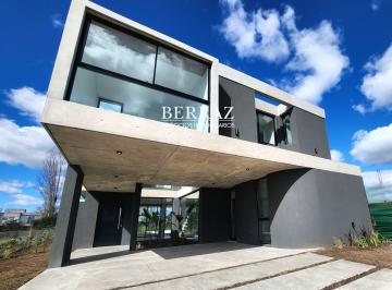 Casa · 292m² · 7 Ambientes · 2 Cocheras · Casa Venta 5 Dorm. Barrio Los Cardos Lote de 578 m² Pilar, Zona Norte