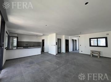 Departamento · 130m² · 4 Ambientes · Venta de Piso 4 Ambientes con Balcón Aterrazado en Quilmes