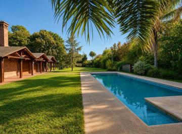 Casa · 432m² · 5 Ambientes · 1 Cochera · Venta - Casa 5 Amb. - Gran Terreno