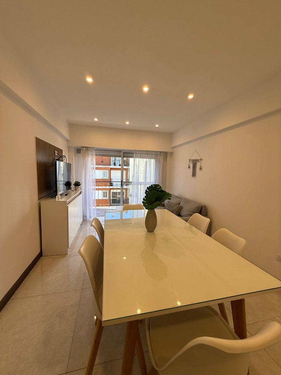 Venta Departamento de 3 ambientes a la calle con balcón corrido