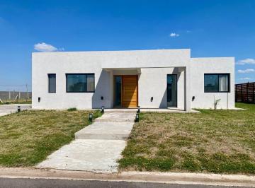 Casa · 188m² · 4 Ambientes · 2 Cocheras · Casa de 4 Ambientes a Estrenar con Pileta en Lagos de Canning