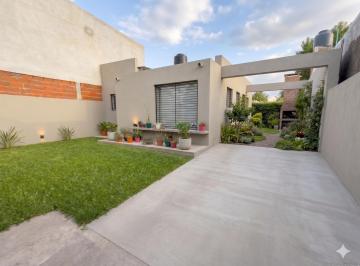 Casa · 55m² · 2 Ambientes · 1 Cochera · Venta Casa de un Dormitorio con Amplio Jardin en Los Hornos