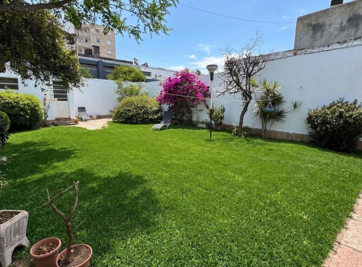 Casa · 350m² · 8 Ambientes · 2 Cocheras