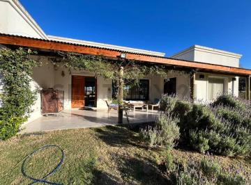 Casa · 250m² · 5 Ambientes · 4 Cocheras · Alquiler de Casa con Estilo Muy Cálido y Super Luminosa (Amueblada)
