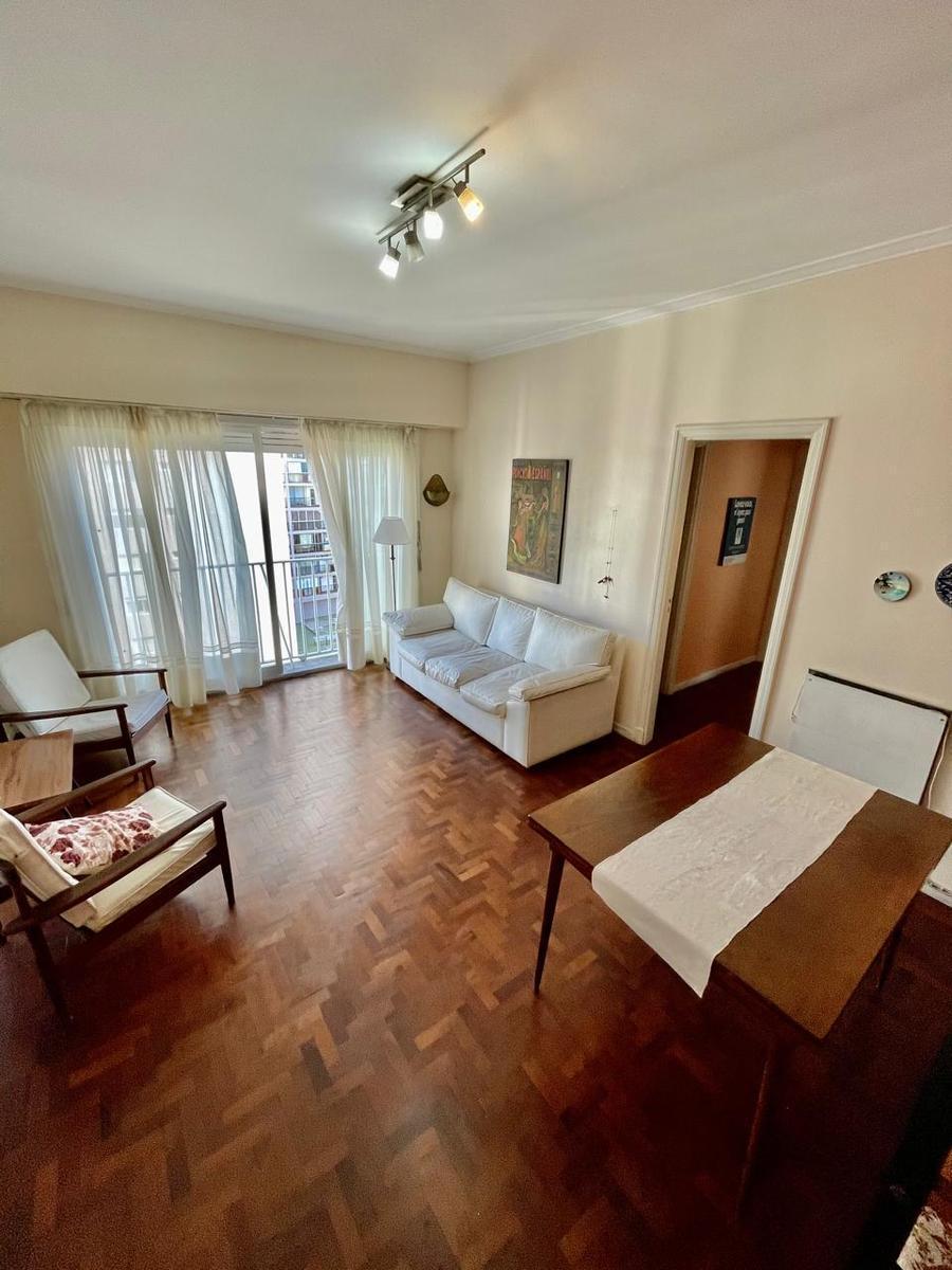 Hermoso depto. A la calle con balcon frances Y vista lateral al mar