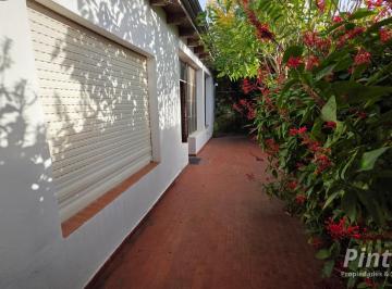Casa · 152m² · 9 Ambientes · Casa Céntrica con Salida a Dos Calles, Sobre San Martín. San Jose.
