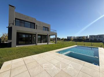 Casa · 250m² · 5 Ambientes · 1 Cochera · Casa en Venta en Carpinchos, Nordelta, Tigre