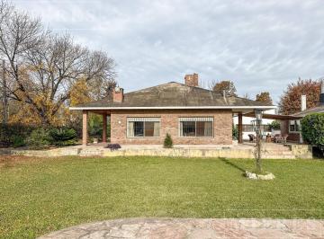 Casa · 243m² · 5 Ambientes · 1 Cochera · Casa en Venta en de Vicenzo Grande, Pilar