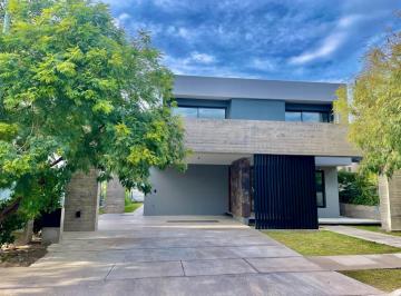 Casa · 260m² · 6 Ambientes · 2 Cocheras · Casa - Chacras de Coria