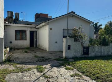 Casa · 57m² · 3 Ambientes · 1 Cochera · Casa en Lourdes