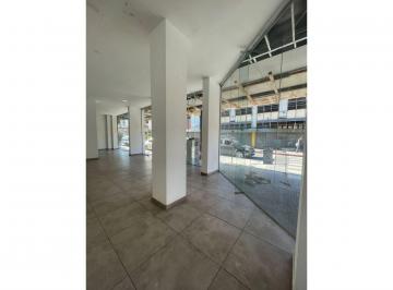 Local comercial · 90m² · 1 Ambiente · Local Esquina - Amplia Vidriera en Alquiler - B° Centro