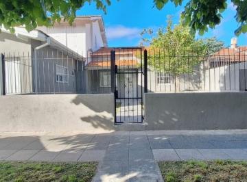 Casa · 140m² · 3 Ambientes · Venta Casa Tres Ambientes con Garage y Quincho Zona Parque Luro