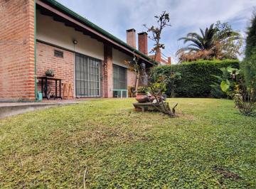 Casa · 166m² · 4 Ambientes · Hermosa Casa 4 Ambientes Sobre Doble Lote con Parque, Quincho y Parrilla
