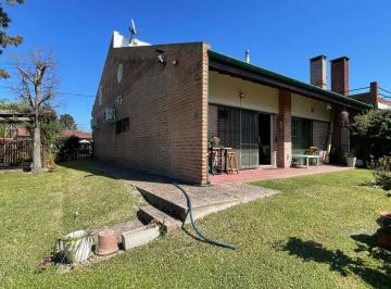 Casa · 166m² · 4 Ambientes · 2 Cocheras · Hermosa Casa 4 Ambientes Sobre Doble Lote con Parque, Quincho y Parrilla