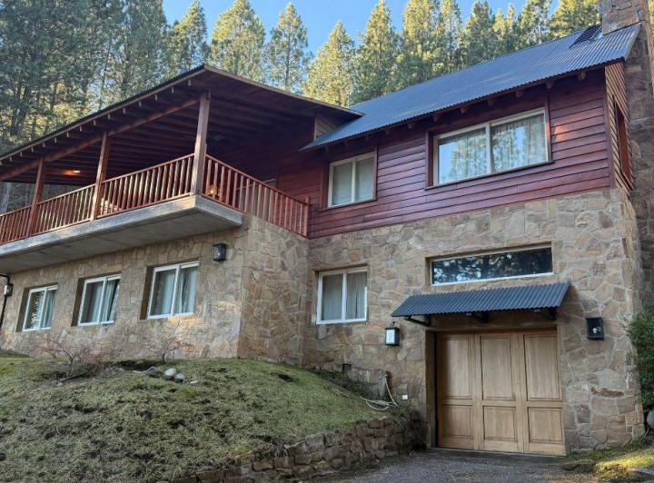 Casa · 420m² · 9 Ambientes · 1 Cochera