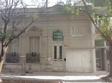 Casa · 250m² · 4 Ambientes · 1 Cochera · Casa en Alquiler en La Plata - Dacal Bienes Raíces