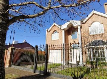 Casa · 218m² · 5 Ambientes · 1 Cochera · Casa en Venta en Gonnet - Dacal Bienes Raíces