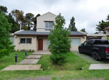 Casa · 280m² · 7 Ambientes · 2 Cocheras · Casa en Venta en Villa Elisa