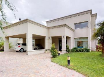 Casa · 326m² · 8 Ambientes · 3 Cocheras · Casa en Venta en La Plata Haras del Sur II