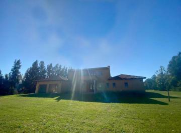 Casa · 303m² · 7 Ambientes · 2 Cocheras · Casa en Venta en Campos de Roca