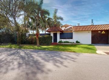 Casa · 350m² · 6 Ambientes · 4 Cocheras · Casa en Venta en Villa Elisa