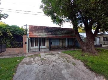 Casa · 320m² · 4 Ambientes · 3 Cocheras · Casa de 2 Dorm. en Alquiler en La Plata