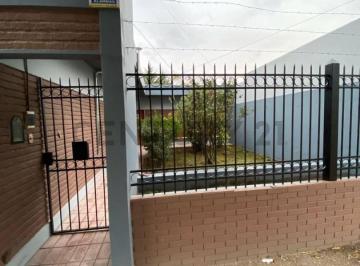 Casa · 179m² · 6 Dormitorios · 1 Cochera · Oportunidad de Inversión en General Roca – Venta de 3 Departamentos Independientes