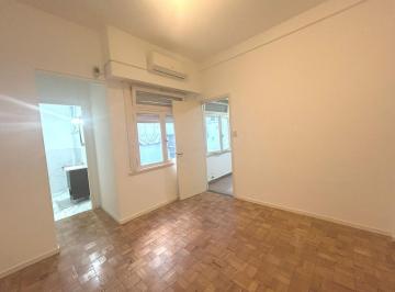 Departamento · 34m² · 2 Ambientes · 2 Amb 1º X Esc 34 m² Interno Luminoso. Baño y Cocina a Nuevo