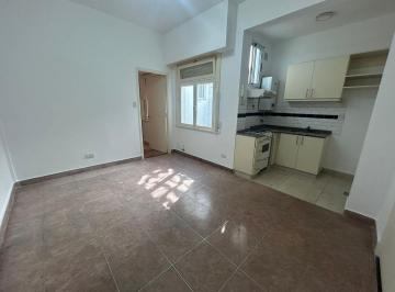Departamento · 34m² · 2 Ambientes · 2 Amb 1º X Esc 34 m² Interno Luminoso. Baño y Cocina a Nuevo