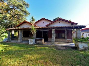 Casa · 210m² · 5 Ambientes · 3 Cocheras · Venta Casa Estilo Colonial 5 Ambientes con Amplio Lote y Pileta en Tortuguitas