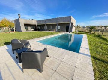 Casa · 153m² · 4 Ambientes · 1 Cochera · Alquiler Casa 4 Amb con Pileta San Sebastian