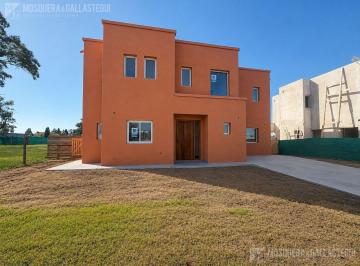 Casa · 158m² · 5 Ambientes · Casa en Venta en Santa Sofia