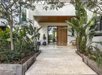 Casa · 633m² · 9 Ambientes · Excelente Propiedad de Categoría en Venta en Altos del Pilar.