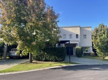 Casa · 440m² · 8 Ambientes · 4 Cocheras · Las Liebres
