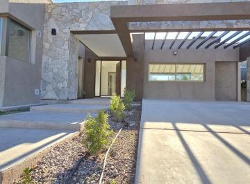 Casa · 190m² · 8 Ambientes · 2 Cocheras · Casa - Chacras de Coria